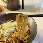 Shrimp Noodle Ebipota - 角断面の太麺はガシッとコシがあり食べ応え充分