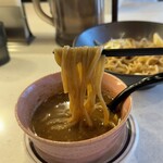 Shrimp Noodle Ebipota - 角断面の太麺はスープをしっかり掬います