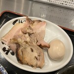 松戸富田麺絆 - 盛り付けが乱れたTPチャーシューと味玉