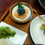 灼味噌らーめん 八堂八 - 銀ダラの煮付定食 1100円、おさ甘エビ塩辛とアスパラベーコン焼になります