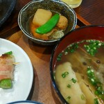 灼味噌らーめん 八堂八 - 銀ダラの煮付定食 1100円、煮物とアスパラベーコン焼と無水汁になります