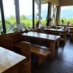 郷のパン工房 GLANz Mut そばの実カフェ - 眺めがよく広いテーブル席あり。