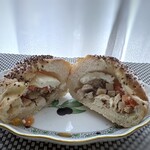 郷のパン工房 GLANz Mut そばの実カフェ - ◆チキントマチー(307円）・・カットする前のお写真撮り忘れました。m(__)m 賽の目に切った「チキン」「トマト」「クリームチーズ」が入り、胡椒も効いていて美味しい。