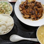 248756565 - これらと、食後にデザートが付く
                この日のスープがは特に美味く
                一口飲んでおかわりすること決心したが…
                お腹いっぱいで達成できず