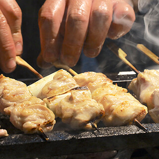 当店一押し！備長炭でじっくり焼き上げた“炭火焼鳥”は絶品◎