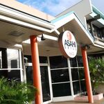 ASAHI GRILL - ワード･アベニュー沿いの入口(太陽が当たると中が全く見えませんが、なかからは外がはっきり見えますので注意を！)