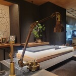 日本焼肉はせ川 別亭 - カウンターライトもアンティーク