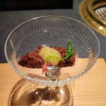 日本焼肉はせ川 別亭 - ハラミとジュレ、グラスはオールドバカラ