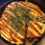 お好み亭 ゆにおん - カウンター席でも鉄皿での提供スタイルでした