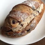 ベーカリーエムズ - 料理写真:ラムレーズンサンド   200yenなり