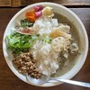 Satomi kiln - 〈curry2種盛り　1,500円〉
                エスニック薬味、グリーンカレー