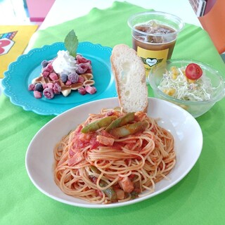 ワッフルや軽食、おつまみなど充実のメニューをご用意しています