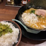 町屋商店 - カッパ漬けや生玉ねぎ、生姜、豆板醤、ニンニク、ゴマなどは全て無料なのは嬉しい