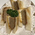 Inoda Kohi - ハンバーグサンド１３５０円。パンが香ばしい、ハンバーグが素朴、チーズとソースが良きアクセント、いうことない味わいです。