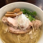 人力俥 - でっかい豚ミンチわんたんとチャーシュー、メンマ、白髪ネギ、小松菜が乗ります。