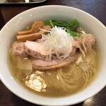 Jinrikisha - 丸鶏わんたん塩そば980円税込！鶏脂浮かぶ白濁するスープが美しい！