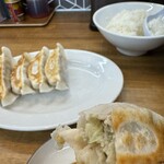 クラーク軒 - 餃子②肉汁味わう