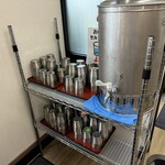 クラーク軒 - お冷（セルフ）、ステンレス製コップ