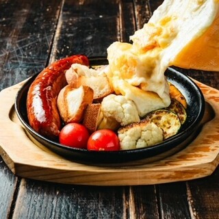 とろとろのチーズ料理は、グループでのシェアにもぴったり♪