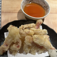 季の庭 神田店 - するめいか天７５０円。フレッシュなするめイカを、身、ゲソ、たっぷりと使用しています。目の前で揚げるのも良き味わいのうちです（╹◡╹）