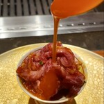 肉匠ふるさと - ユッケには高級卵の蘭王の黄身をかけていただきます