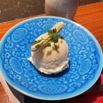 肉匠ふるさと - バニラシャーベット、和三盆の焼きメレンゲ乗せ