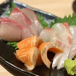 Wasabi - ・鮮魚3種盛り 1,319円/税込
                      (カンパチ、サーモン、マダイ)