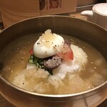 水刺齋 - 水冷麺　出汁の味の氷がシャリシャリひんやり