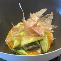 ひがしやま 司 - ◯ 卵黄たっぷりのシャリ粥、アスパラガス、鰹節共に