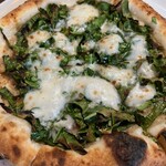 カドッコ - 黒キャベツのピザ。初めて食べた野菜ですが、ほろ苦くてうま～