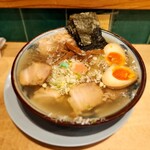 はるちゃんラーメン - 特製 中華そば 1500円
                                ちゃん系ラーメンは初めていただきます
                                スープはなみなみと注がれ下の皿に
                                溢れているのもちゃん系の特徴