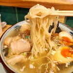 はるちゃんラーメン - 麺は少し柔らか目の平打ち縮れ麺。
                                そのまま食べても旨いが、
                                たっぷりのスープと具材と
                                一緒に頬張ると抜群。