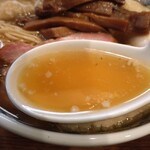 奈つやの中華そば - 透き通っているが濃いスープ。