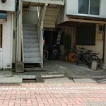 奈つやの中華そば - お店の向かいに「待合席」があります。