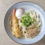 吉本食品 - しょうゆの冷たいん大、温玉入り、えび天。鉄板です。