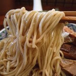 奈つやの中華そば - 「菅野製麺所」さんの全粒粉入り中細ストレート麺。