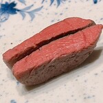 Nishi Azabu Kenshirou - 桜チップで燻製した低温調理のシャトーブリアン。北海道産の黒毛和牛です。薬味はトリュフ塩