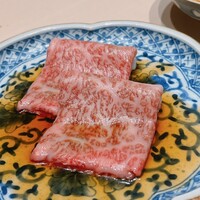 西麻布けんしろう - 島根県産黒毛和牛のサーロイン。すき焼き仕立てで供します