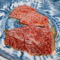 西麻布けんしろう - タレ焼肉です。奥がシャトーブリアン。手前がリブ芯です