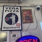 ピッツェリア ダジーノ - 店内のイタリア語のポスターをGoogle翻訳してみたら、2017年にナポリピザを名乗ってよしの資格らしい