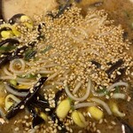 ラーメン　赤組 - 味変で卓上のゴマを