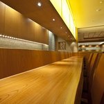 個室処 稲田屋 - カウンター　鳥取より取り寄せた、こだわりの一枚板のケヤキを使用。