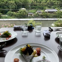 山カフェレストラン KUREHA - エディブルフラワーとブーケサラダ　みかんのソース