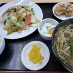 台湾料理 楠 - 料理写真:広角レンズなので多く見える