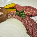 フジヤマ食堂 - トモサンカク（上）と内もも（下）