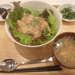 トーコーキッチン - 本日の定食　鶏のテリマヨ丼　副菜二品、豚汁　500円