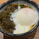 沖縄ダイニング 琉歌 - もずくをタレの入った小鉢に取って、半熟卵を割ると・・・