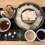 花山うどん - つつじ御膳~季節の天ぷらセット~ 税込1,550円　　　2024年ゴールデンウィークの本店限定メニュー