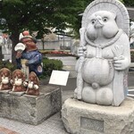 花山うどん - 館林駅前ロータリーの たぬきさん