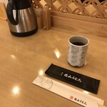 花山うどん - 七味・出してくれたお茶・お箸・おしぼり